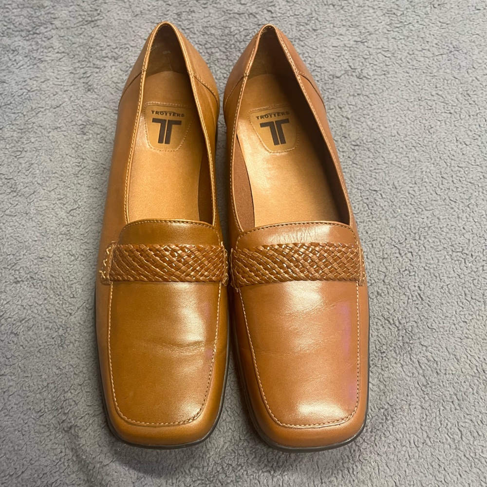 Trotters Women's Tan Leather Moccasin Loafers